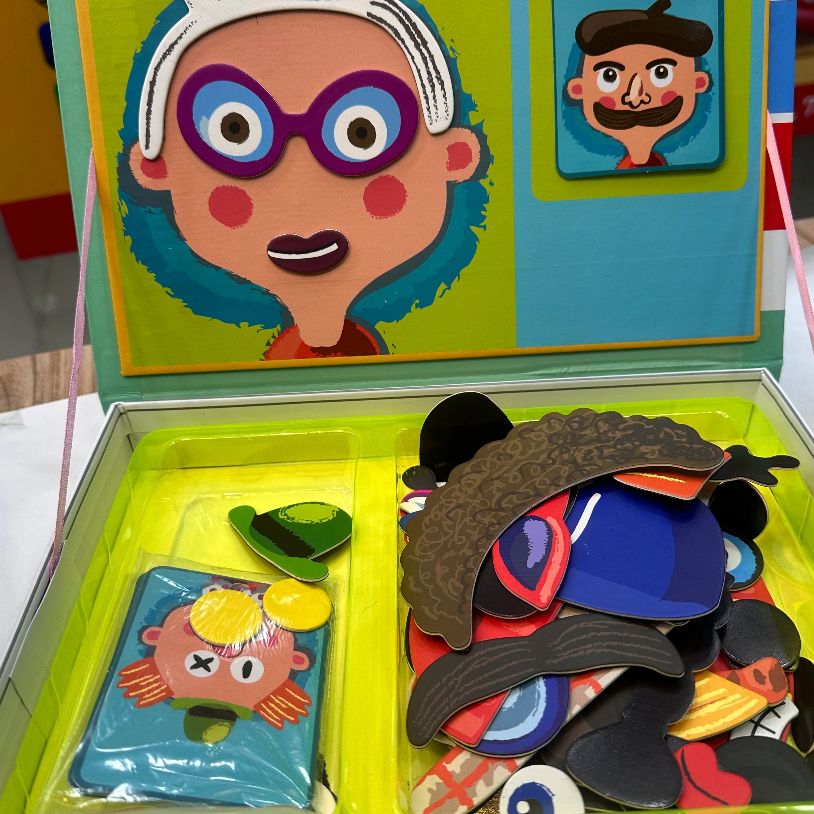 Magnetic Face Changing Puzzle Game - 67 Pieces.
